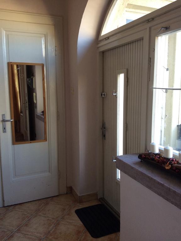 Comedy Apartment Budapeste Quarto foto